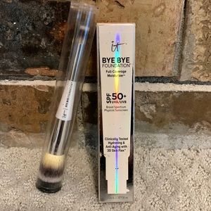 It Bye Bye Moisturizer and Brush Bundle